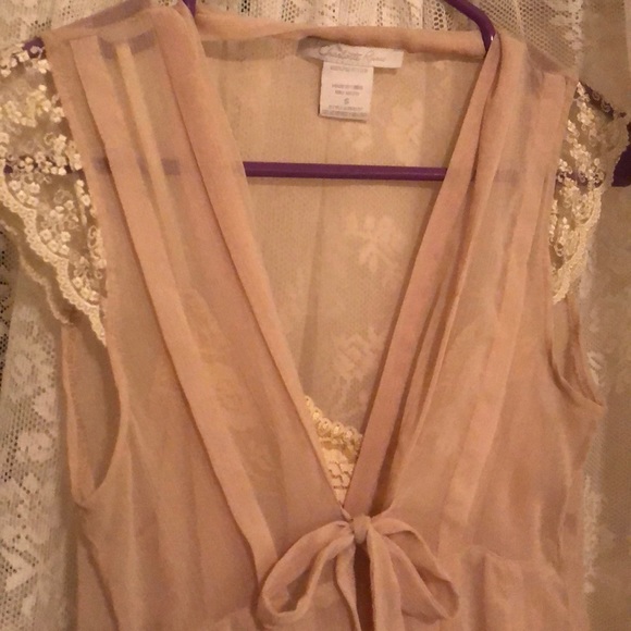 Elegant lace dress - Picture 3 of 4